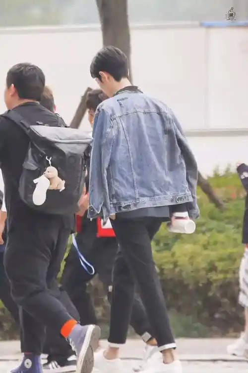 肖战背影合集:你追世界,我们追随你的背影_守护_故事_可靠的