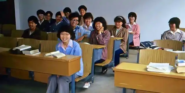 90年代老照片,穿渔网袜的时尚女子,大学生合影,农村早集市