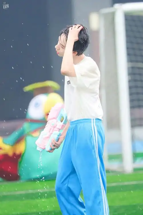 或许今年还能看到湿发少年的运动会吗|贺峻霖|运动会|少年_新浪新闻