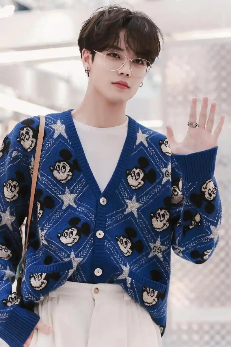 林彦俊的笑也太上头了,浅浅的酒窝,很是阳光