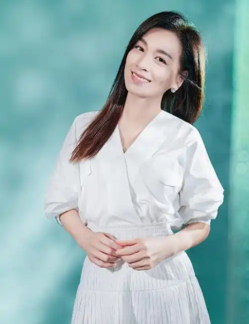 张庭鹅黄裙装减龄自律成就自己事业高峰