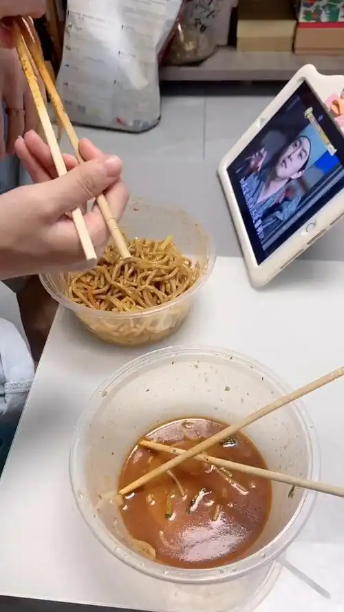 我就想知道你们女朋友吃饭是这样的吗?