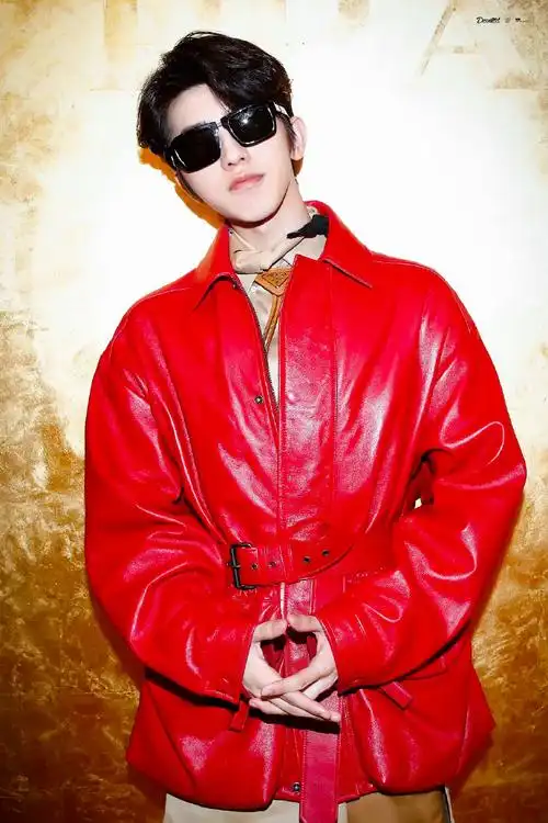 蔡徐坤红色皮衣##蔡徐坤米兰时装周