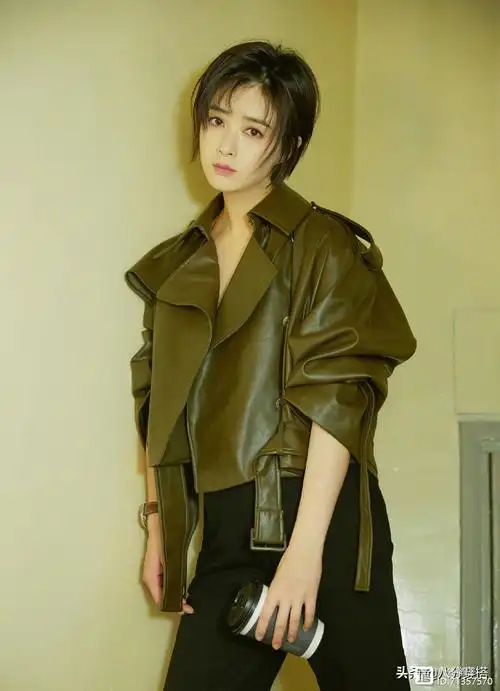 蒋欣换个发型美出新高度,短发造型干练减龄,搭配皮衣飒爽干练