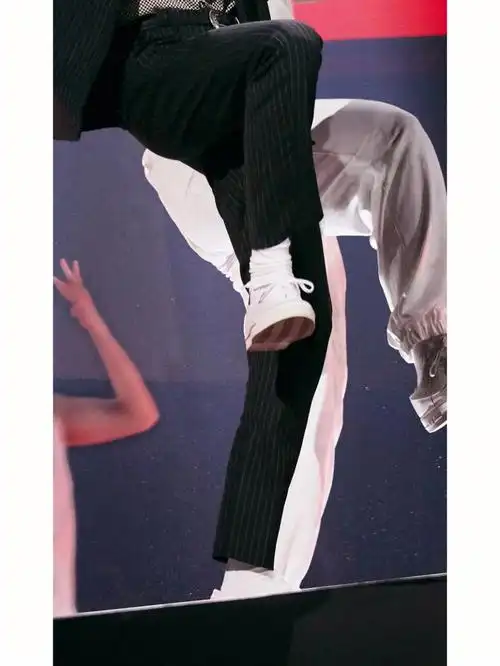 蔡徐坤舞台小白鞋白袜