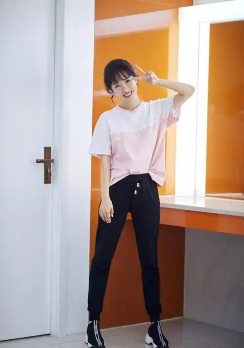 阔太李念穿搭真撩人,波波头搭豹纹衫配破洞牛仔裤,时尚又减龄