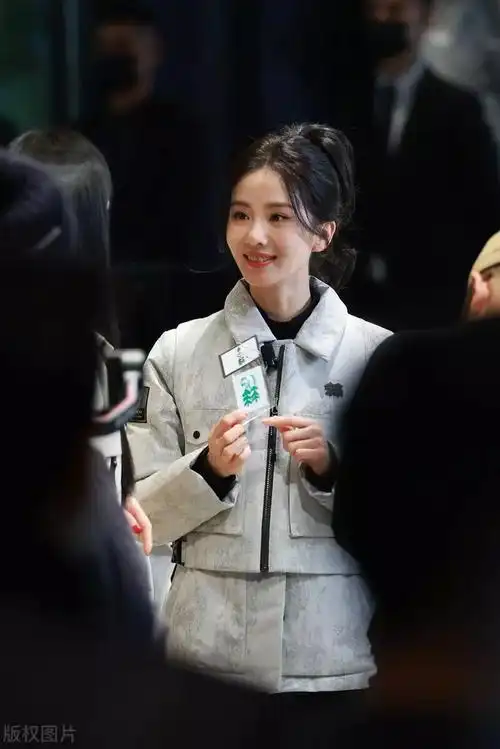 36岁刘诗诗真时髦,穿橘色冲锋衣俏皮又可爱,扎高马尾像个女学生