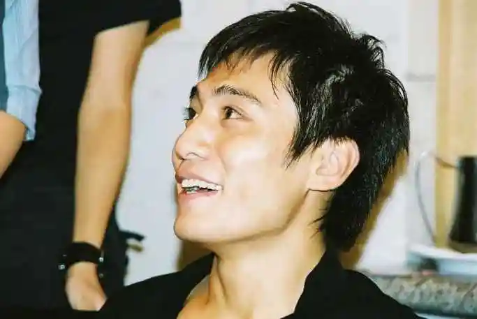 刘烨的前女友有哪几个人(刘烨的忧郁情史,靠帅气征服了三个女人,娶