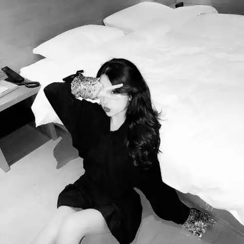 女生头像黑白伤感侧脸真实,追求漂亮对于女人来说很重要