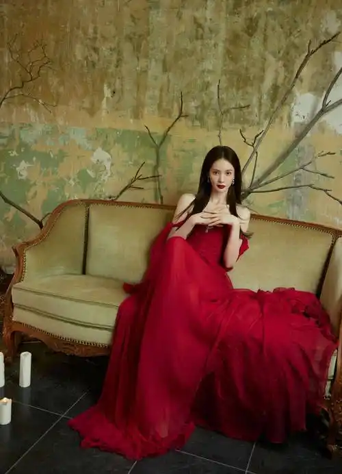 金晨大红抹胸连衣裙性感写真,一字肩设计尽显锁骨美,网友:真敢穿!