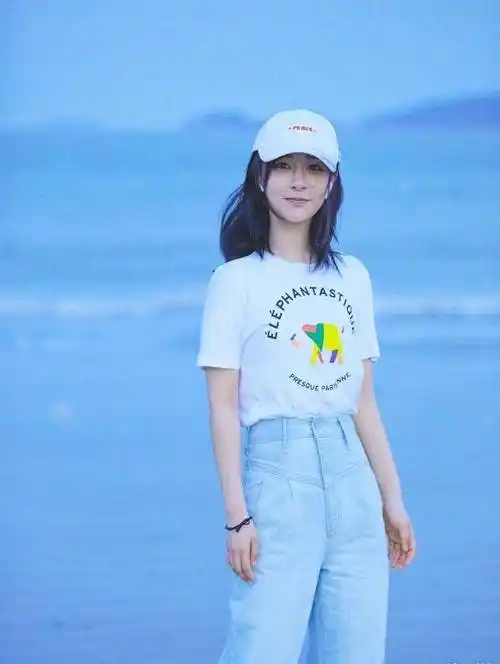 杨紫海边写真,瘦下来后的小猴紫颜值直线上升,造型清新乖巧超美_照片