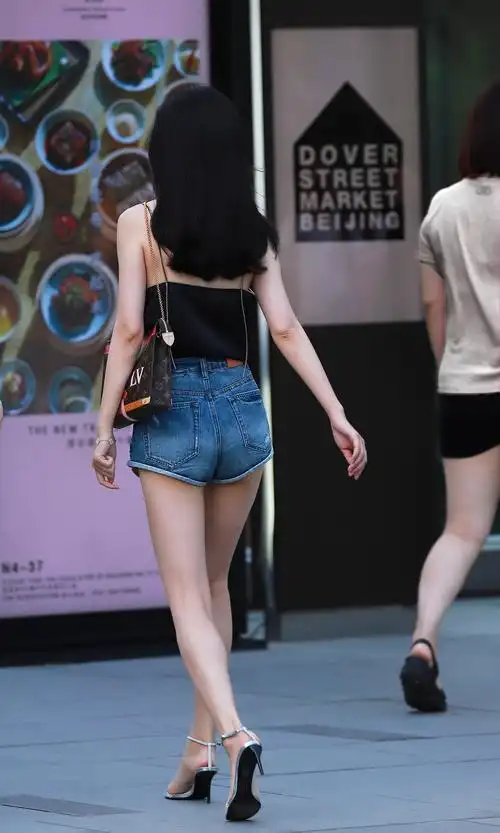 街拍十位美丽又时尚的背影中哪位姑娘的背影最好看