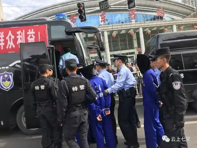 七星关警方押解35名犯罪嫌疑人集中指认现场