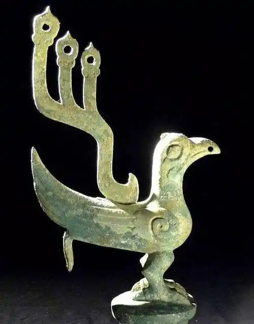 而诡异的是,三星堆中出土的神鸟形象,与鸾鸟简直一模一样.