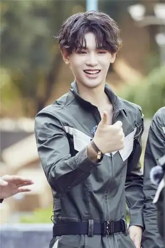 《勇敢的世界》黄明昊暖心比赞 毕雯珺小试身手