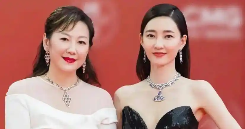 出道13年鲜有绯闻,33岁的她仍是美到令人窒息,不知花落谁家_王丽坤