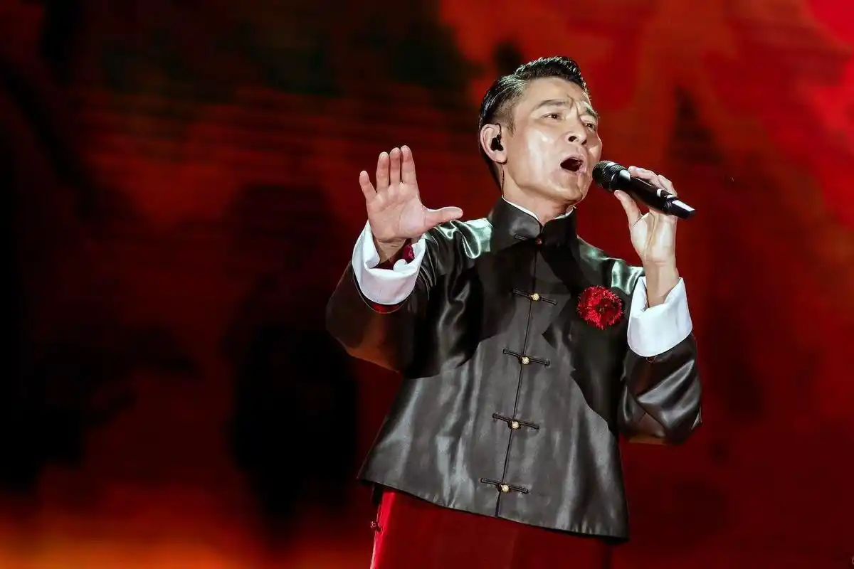 刘德华在演唱会上,教所有男生唱情歌,为何选了一首《冰雨》?