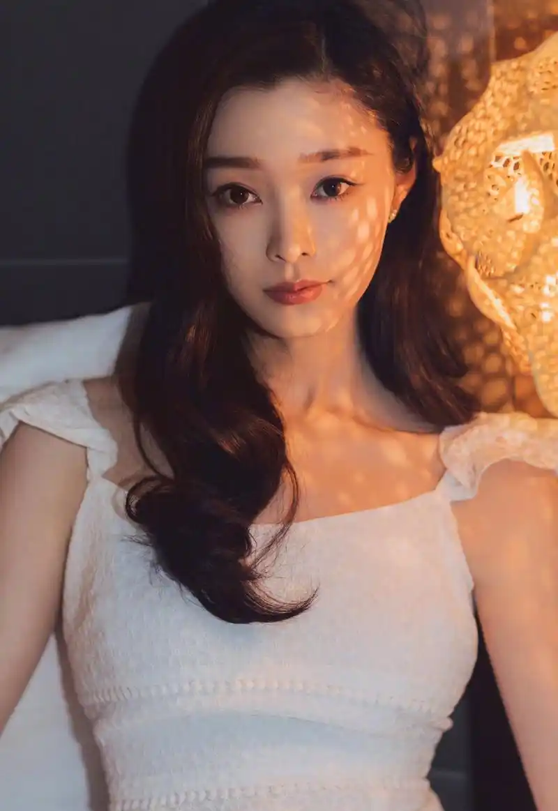 13日,宋轶在微博上晒出了自己新活动造型的照片.