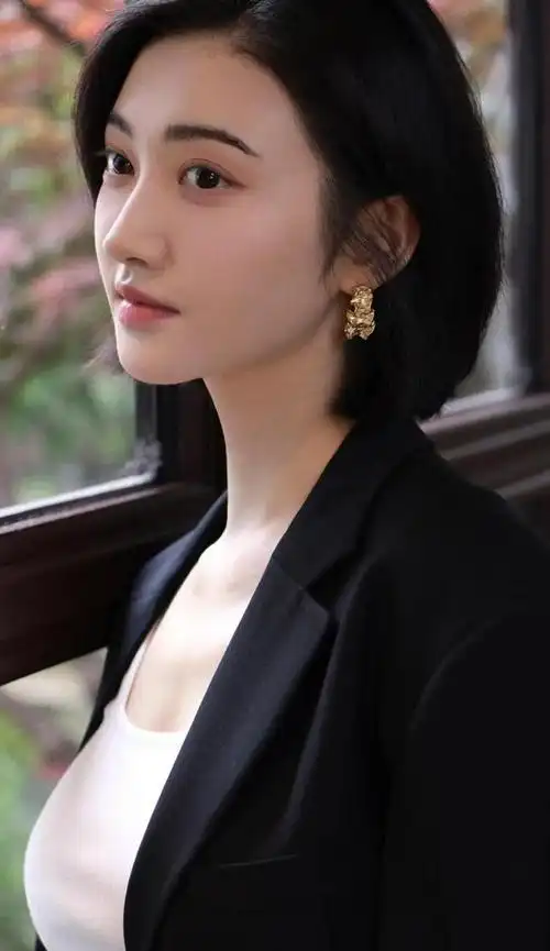 景甜西装搭配白色背心写真大片,美到让人心动,让你大饱眼福!