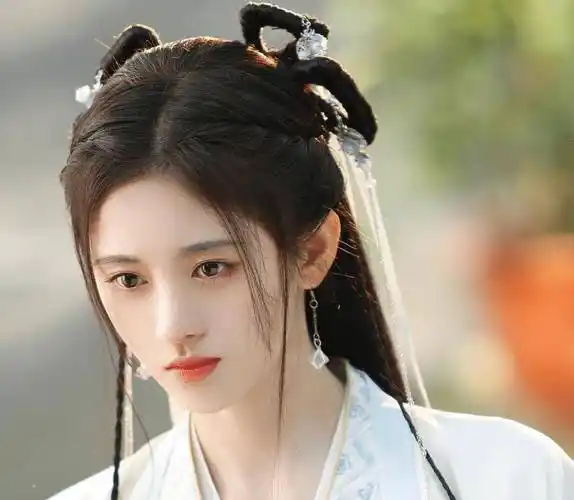 鞠婧祎cos小龙女内涵陈妍希,后期却忘了修图,真实发际线藏不住_因为