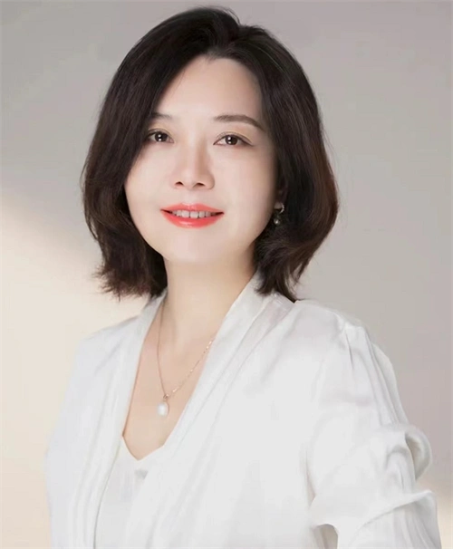 成熟优雅的职场造型,无论是妆容和穿搭,都恰到好处的勾勒出完美的一面