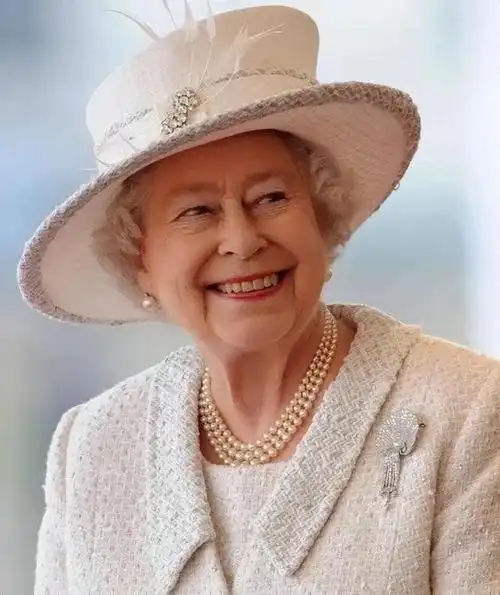 英女王:独宠一条珍珠项链87年,那是9岁时父亲送她的生日礼物