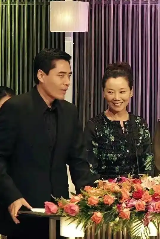 66岁陈宝国和老婆同框穿西装魅力十足同龄老婆温婉优雅气质好