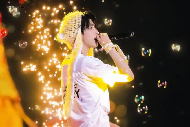 严浩翔超话·#严浩翔越拽我越爱#  240504 无尽的冒险 爆米花  靠近你