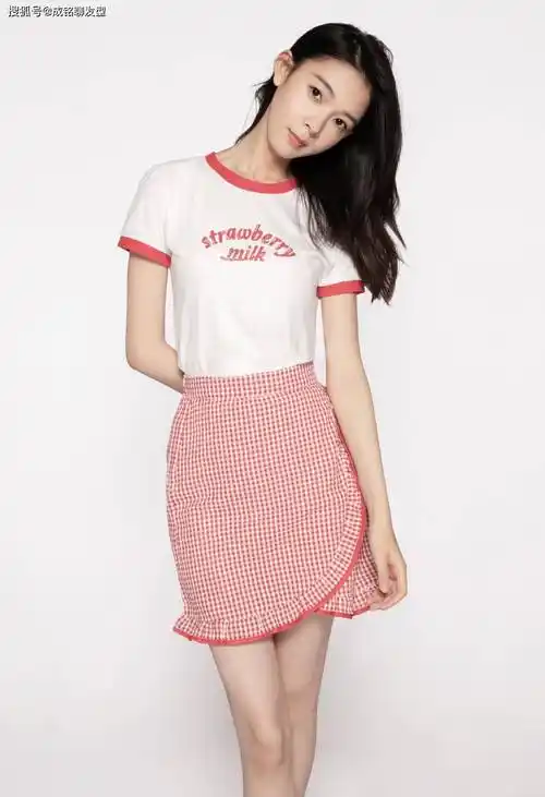 精致乖巧的陈瑶!长发配条纹长裙清新靓丽,怀抱猫咪的样子惹人羡_身材