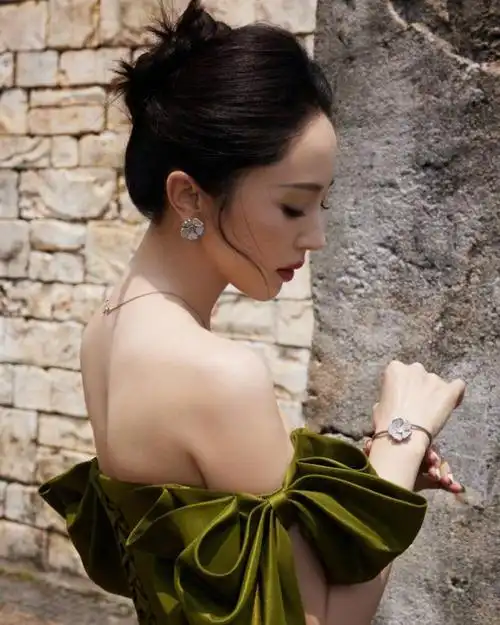 43岁董璇穿绿色抹胸裙好美 出道20年依旧风姿绰约