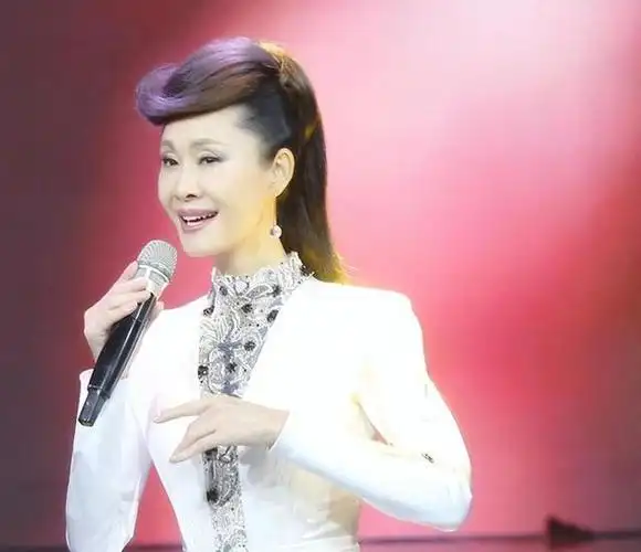 歌手于文华生下女儿就被抛弃转身嫁给网恋小伙后她怎样了