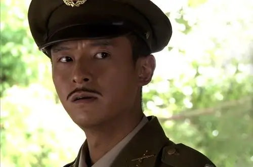 贺云峰(朱雨辰 饰)乔装国民党军官