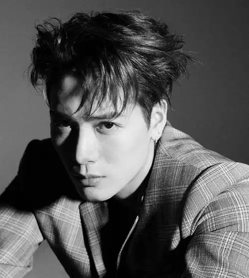 被王嘉尔帅到了!