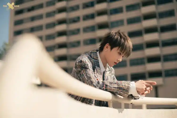 刘雨昕身着复古花色西装,摩登优雅,好港风