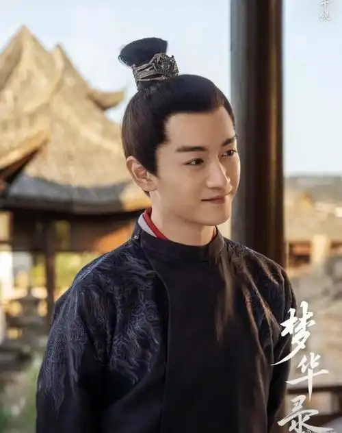 陈晓古装路透照曝光,厚重滤镜难掩帅气,与毛晓彤甜蜜对视好般配