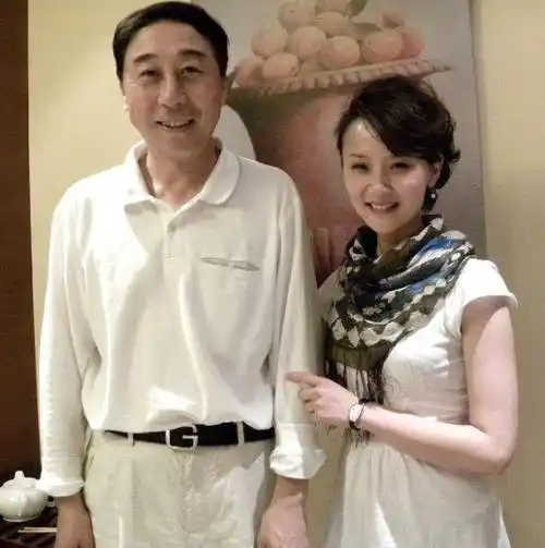 艾慧结婚40年被冯巩宠成宝用智慧化解婚姻危机旺夫又旺子