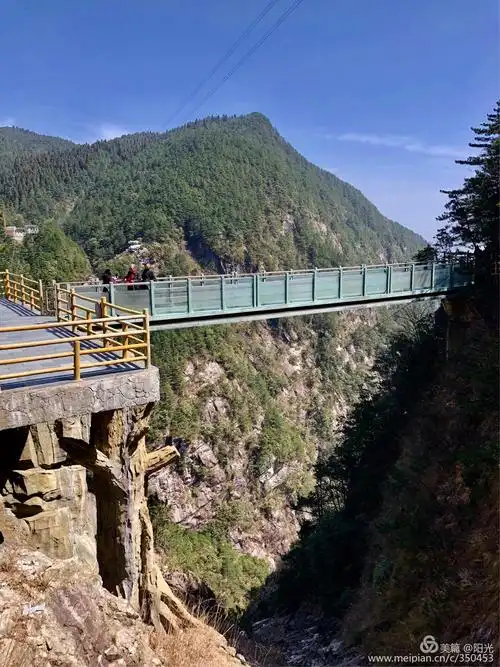 走出狭窄的通道,是一片豁然开朗的天地,蜿蜒曲折的青云栈道展现在