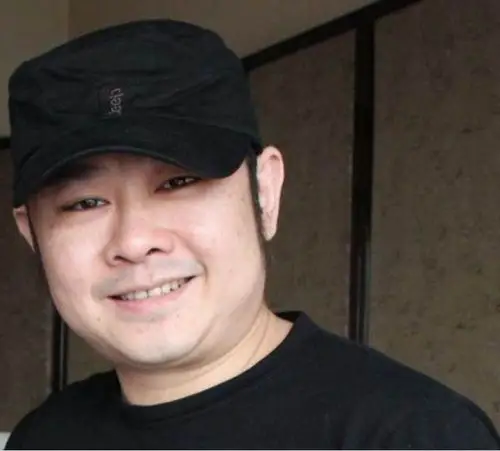 33岁爆红的刀郎摘下帽子就像变成了一个人女儿原来是那么漂亮