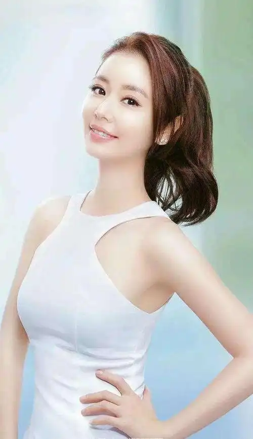 43岁林心如撞上43岁李小冉,明明都是同龄人,看起来却像两代人