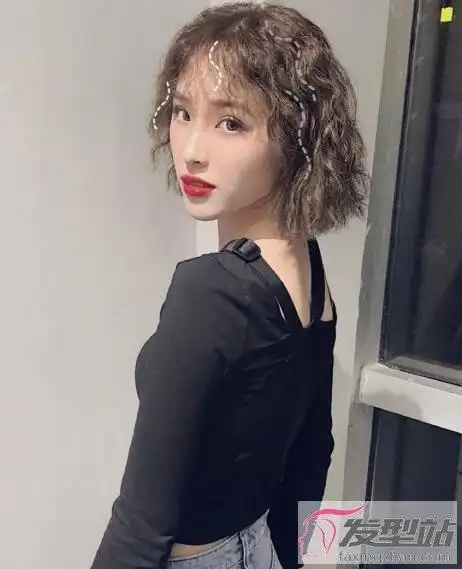 短发烫羊毛卷好看吗 蓬松显发量瘦脸必备_发型站_最新流行发型设计