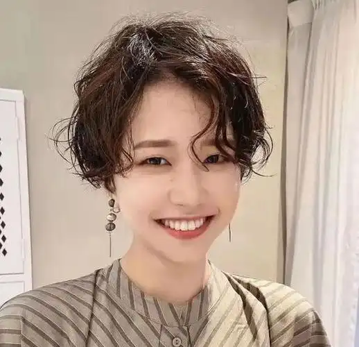 短发推荐,头发剪短后烫出纹理,时髦洋气又立体,这样的发型别提多好看