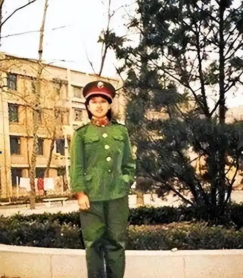 韩红,52岁老兵,两次入伍,常行军礼,军人情怀深沉