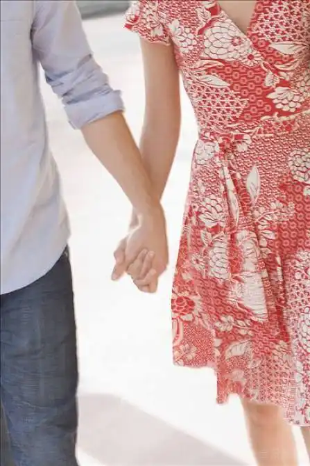 年轻_情侣_握手_走_高清图片_全景视觉