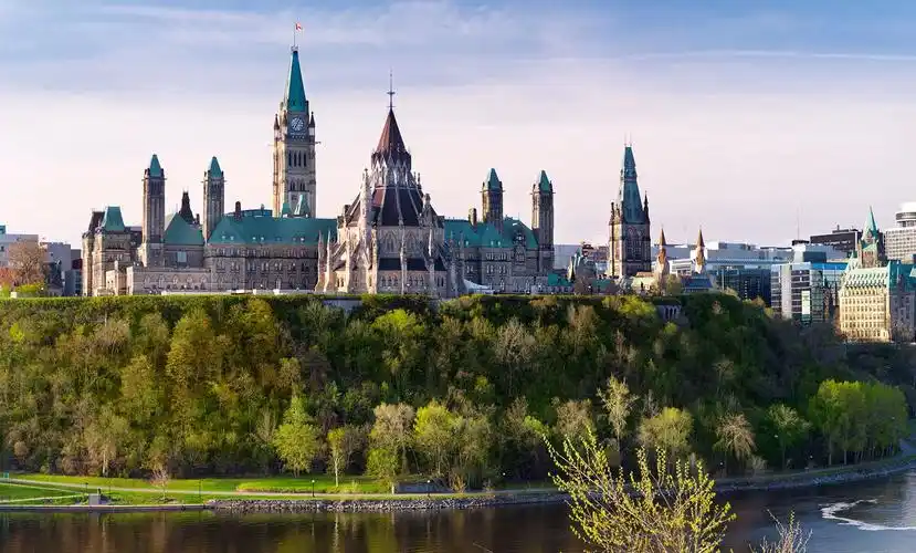 依山傍水风景秀美的加拿大首都渥太华