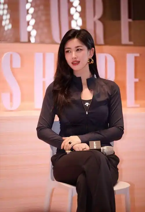 "亚洲最美面孔"朱珠暴瘦50斤!穿背心露纤细腰身,不像刚生娃的