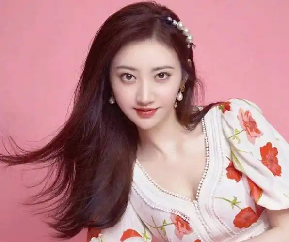 原因是张继科喜欢赌博,并且还输了很多钱,为了还赌债,他把景甜的私密