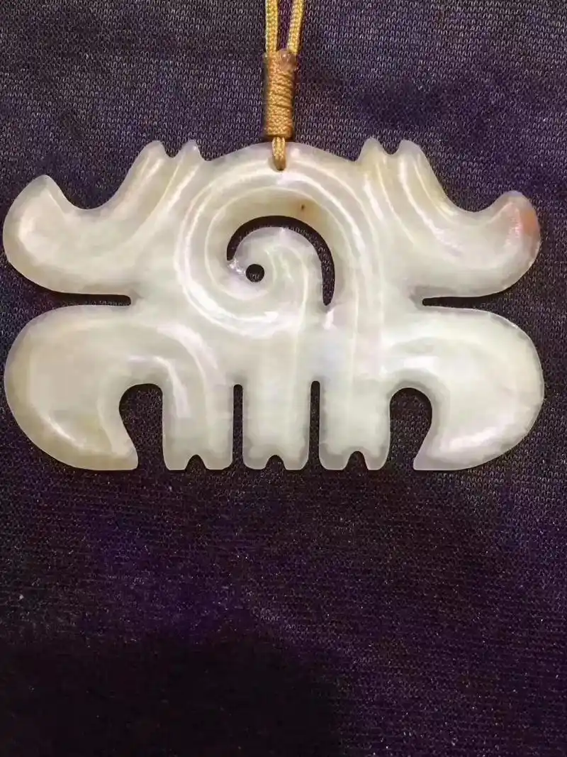 馆藏级,红山典型玉饰件《勾云》佩,长8cm,宽5 - 抖音