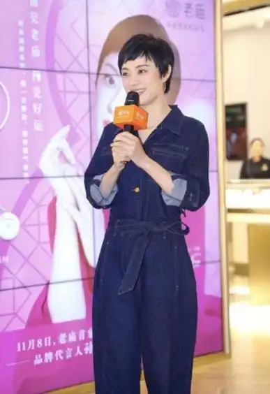 孙俪穿裤子照片图片大全集孙俪气质高级到骨子里穿条纹衬衫配长裤气质