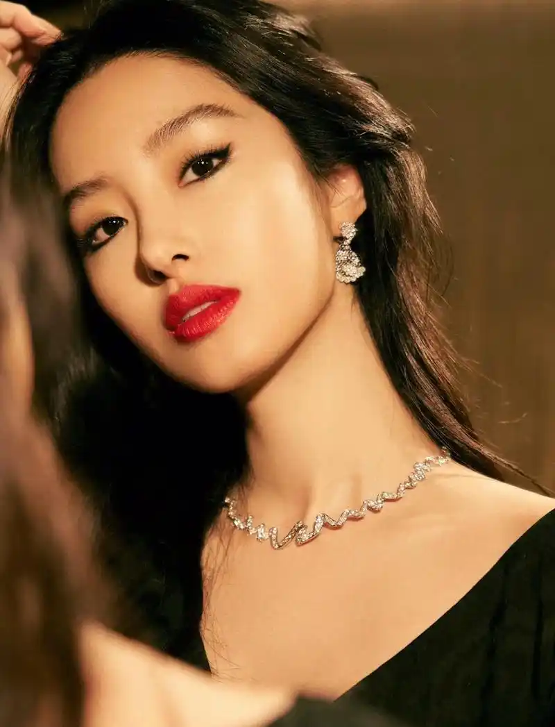 杨采钰的一组美照曝光,她披散长卷发妩媚迷人,身穿v领黑裙戴珠 - 抖音