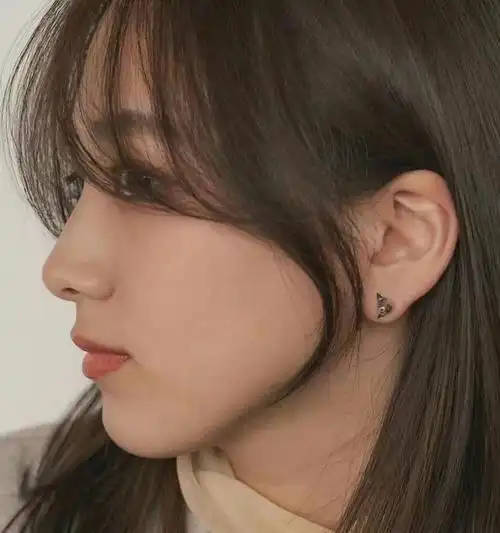 八字刘海比起空气刘海打理更简单 烫一下平时在家每次洗完头发吹干就